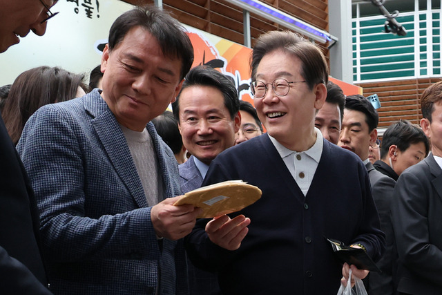 ▲ 더불어민주당 이재명 대선 후보가 ‘골목골목 경청투어’ : 단양8경편‘에 나선 지난 4일 강원 영월 서부시장에서 엿을 사며 공동선대위원장을 맡은 이광재 전 강원지사와 대화하고 있다. 연합뉴스