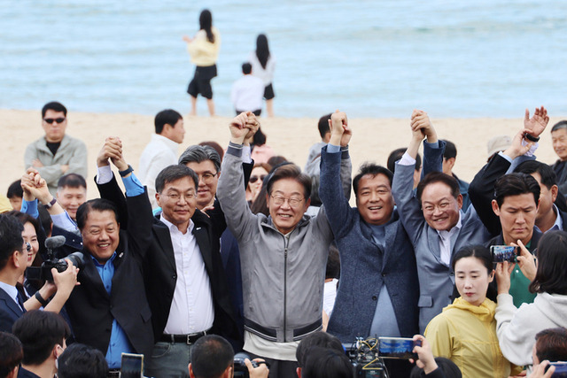 ▲ 더불어민주당 이재명 대선 후보가 ‘골목골목 경청투어’ 사흘째인 3일 강원도 동해안 지역의 민심을 공략하기 위해 강릉 안목해변을 찾아 이광재 전 강원지사 등과 함께 도민, 관광객들에게 지지를 호소하고 있다. 연합뉴스