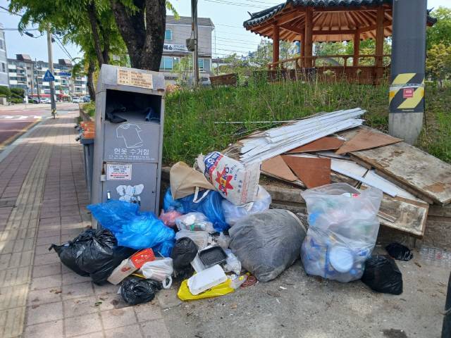 ▲ 8일 횡성읍 어린이공원(5호) 주변에는 종량제 봉투를 사용하지 않은 생활폐기물과 폐건축자재까지 방치돼 있어 눈살을 찌푸리게 하고 있다.  박현철 기자