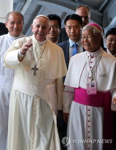 ▲ 2014년 8월 15일 프란치스코 교황이 KTX로 대전역에 도착해 대합실로 들어서고 있다. 당시에 대전교구장이던 유흥식 주교(현재 추기경)가 곁에 함께하고 있다. 연합뉴스 자료 사진