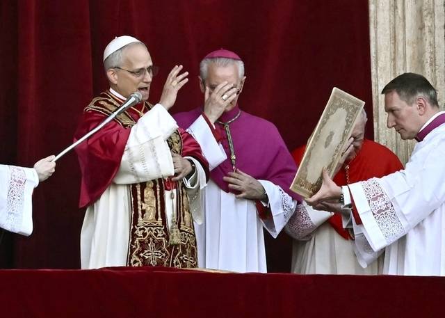 ▲ 새로 선출된 교황 레오 14세인 로버트 프레보스트가 성 베드로 대성당 중앙 강복의 발코니에서 처음으로 군중에게 연설하고 있다.  AFP,연합뉴스