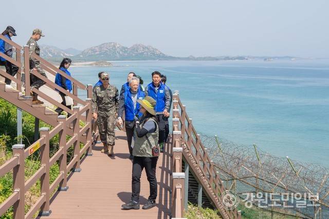 ▲ 유인촌 장관이 함명준 고성군수와 함께 금강산 해금강을 배경으로 산책길을 걷고 있다.