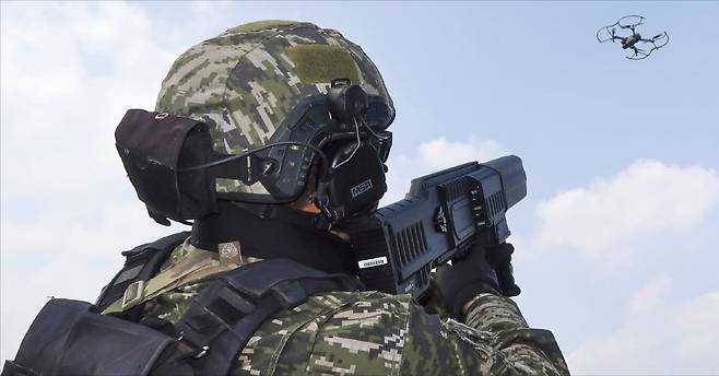 < 드론 정조준 > 국내에 드론을 방어하는 안티드론 시제품을 시험할 수 있는 곳이 없어 방산기업들이 관련 기술 개발에 어려움을 겪고 있다. 해병대 특수수색대대 부대원이 지난달 10일 경북 의성에 있는 드론비행시험센터에서 드론 대응 훈련을 하고 있다.   /해병대 제공