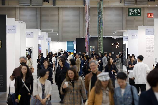 8일 부산 벡스코에서 열린 '아트부산 2025' VIP 프리뷰 전경. /사진=아트부산 제공