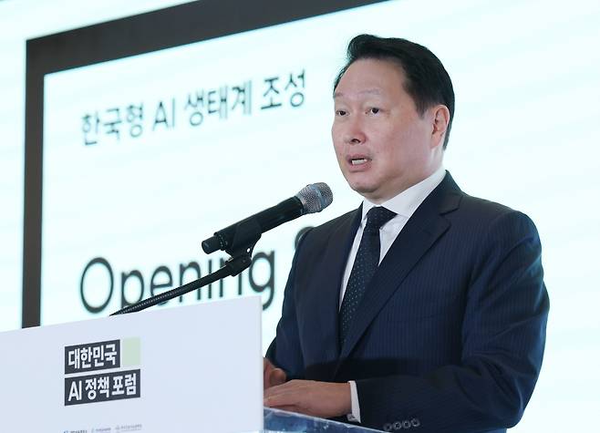 최태원 대한상공회의소 회장이 9일 서울 중구 롯데호텔 사파이어볼룸에서 열린 대한민국 AI 정책 포럼에 참석해 개회사를 하고 있다. /이솔 기자