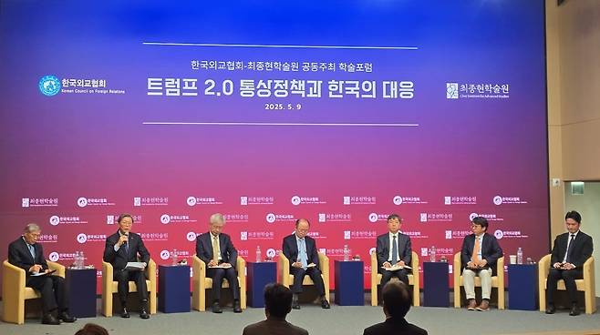9일 서울 역삼동 한국고등교육재단 컨퍼런스홀에서 '트럼프 2.0 통상정책과 한국의 대응' 포럼이 열렸다. 토론에 나선(왼쪽부터)한동만 연세대 초빙교수, 김창범 한국경제인협회 상근부회장, 이태호 법무법인 광장 고문, 윤강현 법무법인 세종 고문, 이재민 서울대 법학전문대학원 원장, 김동조 현대차 상무, 양서진 SK하이닉스 부사장. /사진=이현일 기자