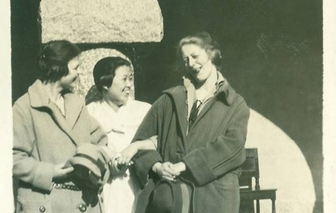 시그투나 인민학교를 다닐 때  최영숙과 친구들. ‘3명의 귀여운 친구들’이라고 적혀 있다. 출처는 시그투나스티프텔센 도서관 아카이브. 이효진 제공