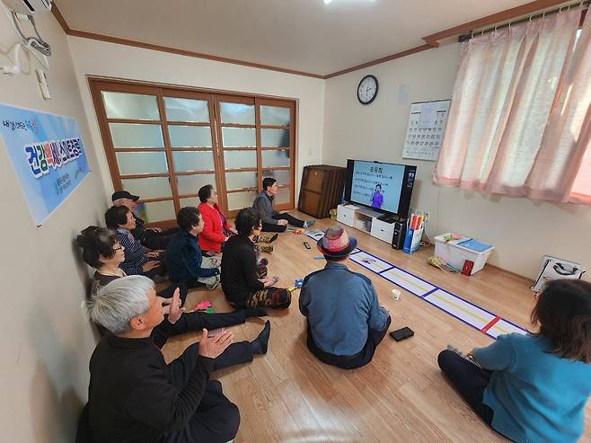 울산시 울주군에서 관리 운영하는 스마트 경로당에서 노인들이 원격 강의를 듣고 있다. 울주군 제공
