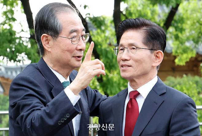 김문수 국민의힘 대선 후보(오른쪽)와 한덕수 무소속 예비후보가 지난 8일 국회 사랑재 앞 카페에서 만나 대화하고 있다. 박민규 선임기자