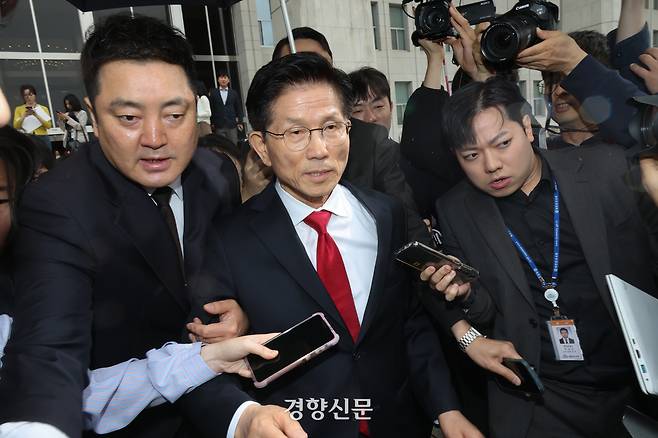 김문수 국민의힘 대선 후보가 9일 국회에서 열린 의원총회에서 당 지도부를 향해 “강제 단일화를 중단하라”는 입장을 밝힌 뒤 국회를 떠나고 있다. 성동훈 기자