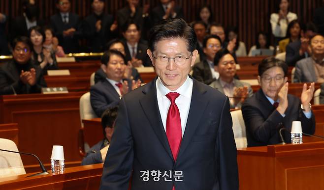 김문수 국민의힘 대선 후보가 9일 국회에서 열린 의원총회에서 발언을 위해 단상으로 이동하고 있다. 성동훈 기자