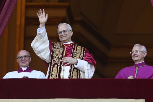 레오 14세 교황이 8일 바티칸 성 베드로 대성당 발코니에 나와 군중을 향해 손을 흔들며 인사하고 있다. UPI 연합뉴스