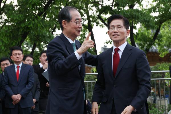 국민의힘 김문수 대선후보와 무소속 한덕수 대선 예비후보가 지난 8일 서울 국회 사랑재에 위치한 커피숍에서 회동을 마친 후 인사하고 있다. 공동취재