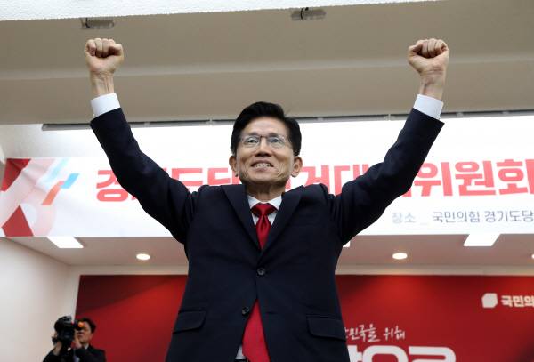 국민의힘 김문수 대선 후보가 9일 경기도 수원시 장안구 경기도당에서 열린 경기도당 선거대책위원회 발대식에서 승리를 다짐하며 당원들을 향해 인사하고 있다. 연합뉴스