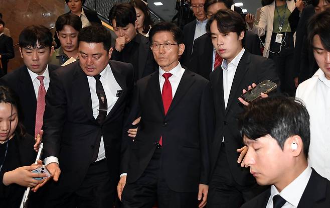 People Power Party Kim Moon-soo is surrounded by reporters as he leaves a general meeting of ruling party lawmakers held at the National Assembly on Friday. (The Korea Herald/Im Se-jun)