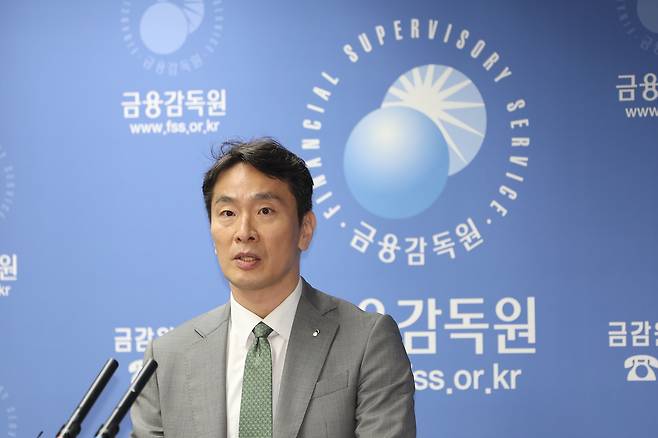 Financial Supervisory Service Governor Lee Bok-hyun speaks during a press briefing held at the agency's headquarters in Yeouido, Seoul, on April 24. (Yonhap)