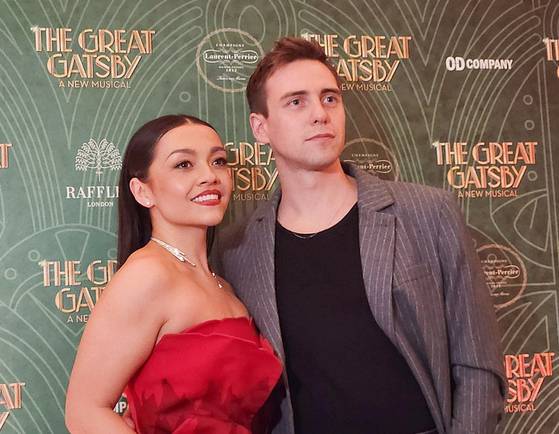 Frances Mayli McCann, left, and Jamie Muscato, the lead actors of the musical ″The Great Gatsby″ in London's West End, pose for a commemorative photo at a party after the opening performance on April 24. [YONHAP]