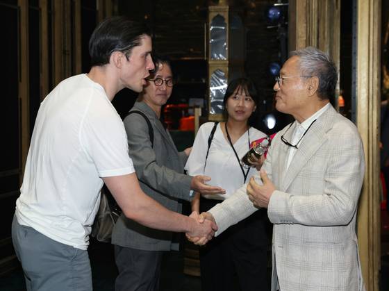 Culture Minister Yu In-chon, far right, greets cast members of ″The Great Gatsby″ after a viewing at Broadway in New York on June 27, 2024. [NEWS1]