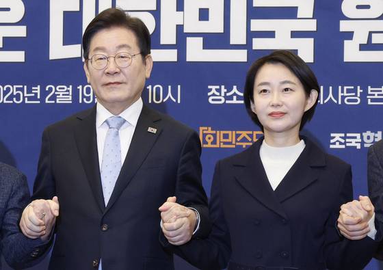 Democratic Party presidential candidate Lee Jae-myung and Jinbo Party leader Kim Jae-yeon pose for a photo after a meeting of progressive parties at the National Assembly in Yeouido, western Seoul on Feb. 19. [NEWS1]