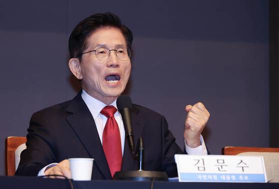 People Power Party presidential candidate Kim Moon-soo delivers a keynote speech at the press center in Jung District, central Seoul, on the morning of May 8. [JOONGANG ILBO]