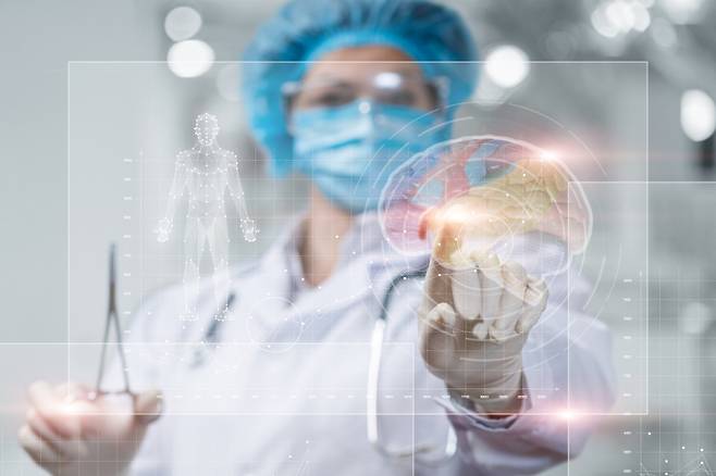 뇌와 컴퓨터를 연결해 마비 환자의 소통이나 보행을 가능하게 하는 ‘뇌·컴퓨터 인터페이스(BCI)’ 기술이 미국에서 처음으로 허가 문턱을 넘으며 상용화에 다가섰다. 게티이미지뱅크