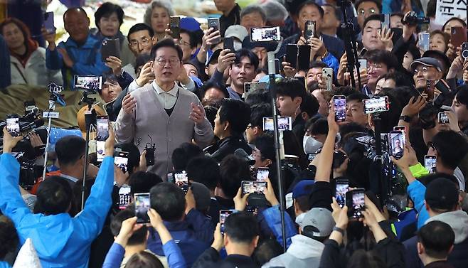 더불어민주당 이재명 대선 후보가 제3차 골목골목 경청투어로 경북지역 방문에 나선 9일 경북 영천시 영천공설시장에서 시장 상인 및 지지자들 앞에서 연설하고 있다. 연합뉴스