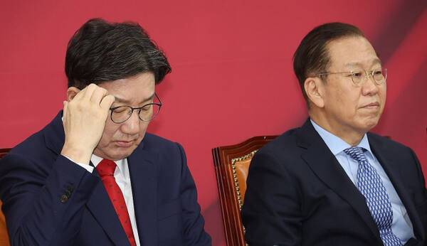 국민의힘 권성동 원내대표가 8일 국회에서 열린 비상대책위원회의에서 머리를 만지고 있다. 연합뉴스