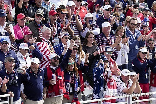 라이더컵에서 응원하는 골프팬. 사진[AP=연합뉴스]