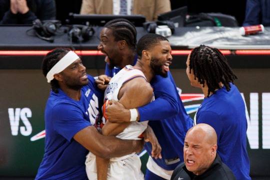 기뻐하는 뉴욕 닉스 선수들. 사진[EPA=연합뉴스]