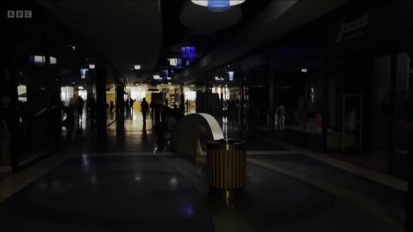 ▲ 대정전으로 불이 꺼진 스페인 쇼핑몰. BBC 유튜브 갈무리