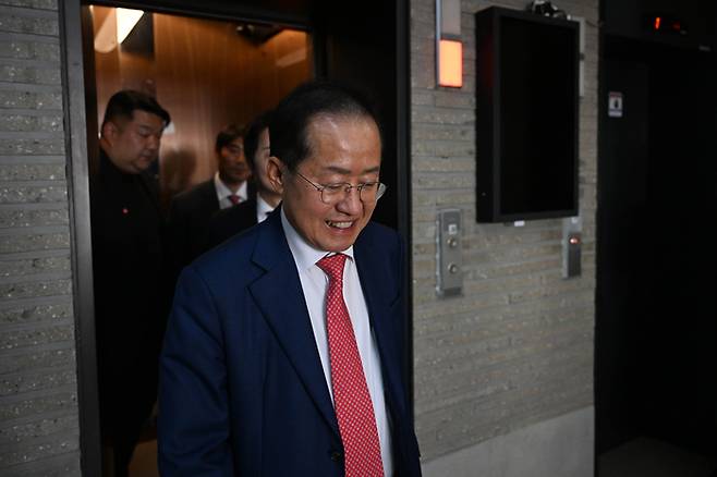 지난달 29일 서울 여의도 국민의힘 당사에서 열린 제21대 대통령 후보자 국민의힘 3차 경선 진출자 발표 행사에서 경선에 탈락 후 정계은퇴 의사를 밝힌 홍준표 후보가 당사를 나서고 있다. [사진 출처 = 국회사진기자단, 연합뉴스]