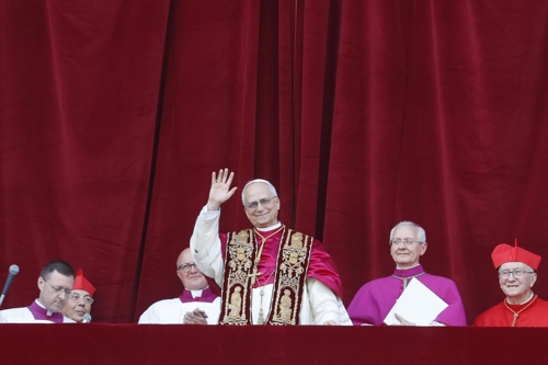 인사하는 새 교황 레오 14세. [사진 출처 = 연합뉴스]