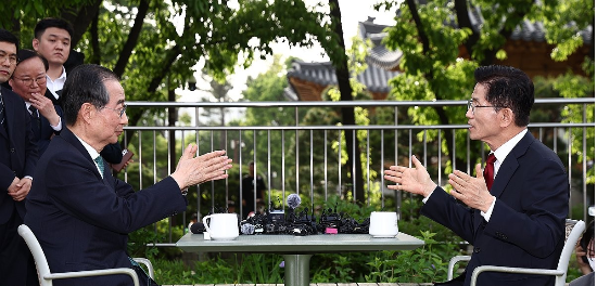 국민의힘 김문수 대선후보와 무소속 한덕수 대선 예비후보가 8일 서울 국회 사랑재에 위치한 커피숍에서 만나 회동하고 있다. (사진=연합뉴스)