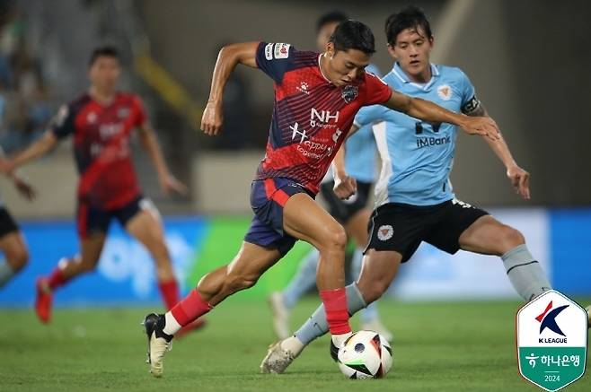 드리블 돌파를 시도하고 있는 이동준(사진 왼쪽). 사진=한국프로축구연맹