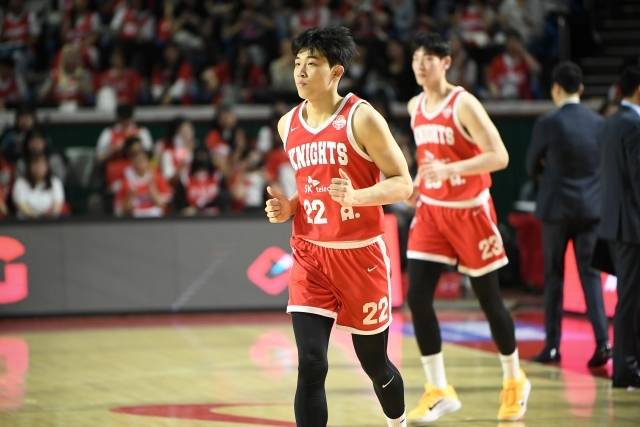 오재현은 자신의 몸보다 팀을 먼저 생각하는 선수다. 1년 전 KCC와의 6강 플레이오프에서도 발목 부상을 당했으나 마지막까지 투혼을 펼쳤다. 모두가 만류했지만 스스로 SK를 설득, 출전을 강행했다. SK는 3전 전패로 일찍 탈락했으나 오재현이 보여준 투혼은 분명 대단했다. 사진=KBL 제공