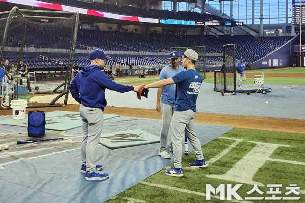 수비 훈련을 마친 에드먼이 코치진과 이야기를 나누고 있다. 사진(美 마이애미)= 김재호 특파원