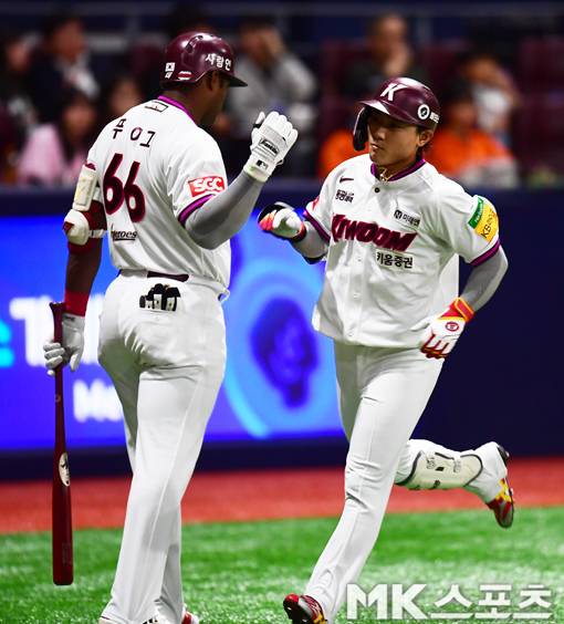 김태진이 9일 고척 한화전에서 홈런을 친 뒤 기뻐하고 있다. 사진(고척 서울)=김재현 기자