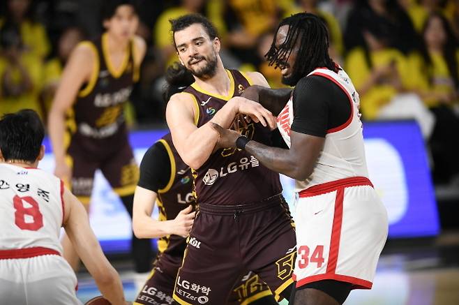 LG 마레이(사진 왼쪽), SK 워니. 사진=KBL