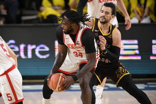 자밀 워니(사진 왼쪽)을 수비하고 있는 아셈 마레이. 사진=KBL