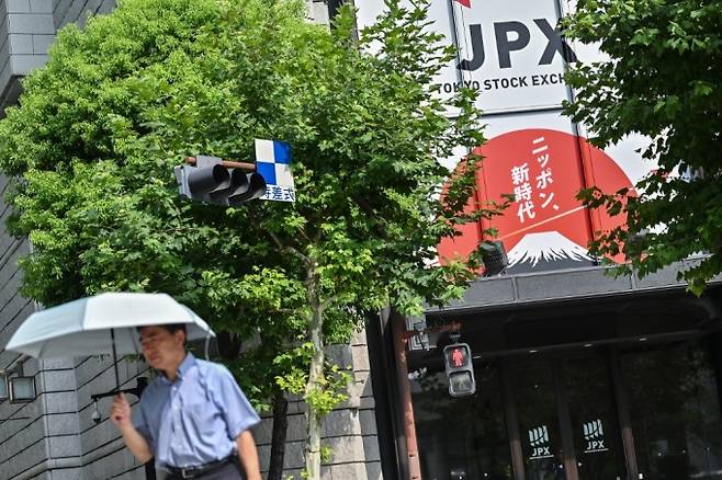 지난해 8월14일 한 남성이 일본 도쿄증권거래소 앞을 지나가고 있다./AFPBBNews=뉴스1