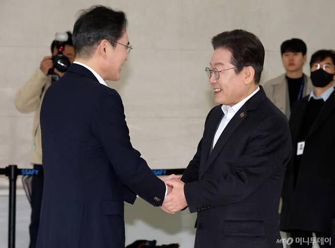 (서울=뉴스1) 김민지 기자 = 이재명 더불어민주당 대표가 20일 오전 서울 강남구 삼성 청년 소프트웨어 아카데미(SSAFY)에서 열린 청년 취업 지원을 위한 현장 간담회에 앞서 마중 나온 이재용 삼성전자 회장과 인사하고 있다. (공동취재) 2025.3.20/뉴스1  Copyright (C) 뉴스1. All rights reserved. 무단 전재 및 재배포,  AI학습 이용 금지. /사진=(서울=뉴스1) 김민지 기자