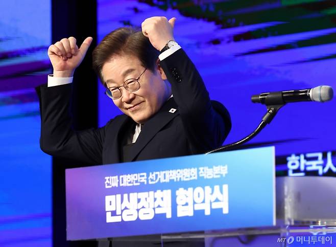 (서울=뉴스1) 김민지 기자 = 이재명 더불어민주당 대통령 후보가 8일 오후 서울 영등포구 중소기업중앙회에서 열린 선거대책위원회 직능본부 민생정책 협약식에서 인사말에 앞서 엄지를 치켜세우고 있다. 2025.5.8/뉴스1  Copyright (C) 뉴스1. All rights reserved. 무단 전재 및 재배포,  AI학습 이용 금지. /사진=(서울=뉴스1) 김민지 기자