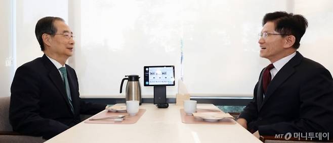 (서울=뉴스1) 오대일 기자 = 김문수 국민의힘 대선 후보와 한덕수 무소속 대선 예비후보가 7일 오후 서울 종로구의 한 음식점에서 열린 후보 단일화를 위한 회동에서 대화를 나누고 있다. (공동취재)  2025.5.7/뉴스1  Copyright (C) 뉴스1. All rights reserved. 무단 전재 및 재배포,  AI학습 이용 금지. /사진=(서울=뉴스1) 오대일 기자