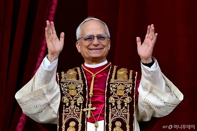 (바티칸 AFP=뉴스1) 우동명 기자 = 버트 프랜시스 프레보스트 새 교황이 8일(현지시간) 첫 미국인 출신으로 제267대 교황에 선출된 뒤 즉위 명 '레오 14세'로 바티칸의 성 베드로 대성당의 발코니에 나와 인사를 하고 있다. 2025.05.09  ⓒ AFP=뉴스1  Copyright (C) 뉴스1. All rights reserved. 무단 전재 및 재배포,  AI학습 이용 금지. /사진=(바티칸 AFP=뉴스1) 우동명 기자