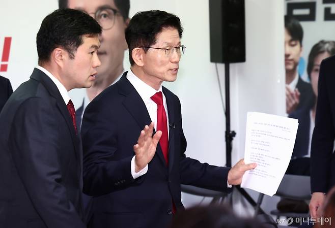 (서울=뉴스1) 김민지 기자 = 김문수 국민의힘 대통령 후보가 9일 오전 서울 여의도 선거사무소에서 북핵 억제력 강화 공약 발표를 마치고 이동하고 있다. 2025.5.9/뉴스1  Copyright (C) 뉴스1. All rights reserved. 무단 전재 및 재배포,  AI학습 이용 금지. /사진=(서울=뉴스1) 김민지 기자