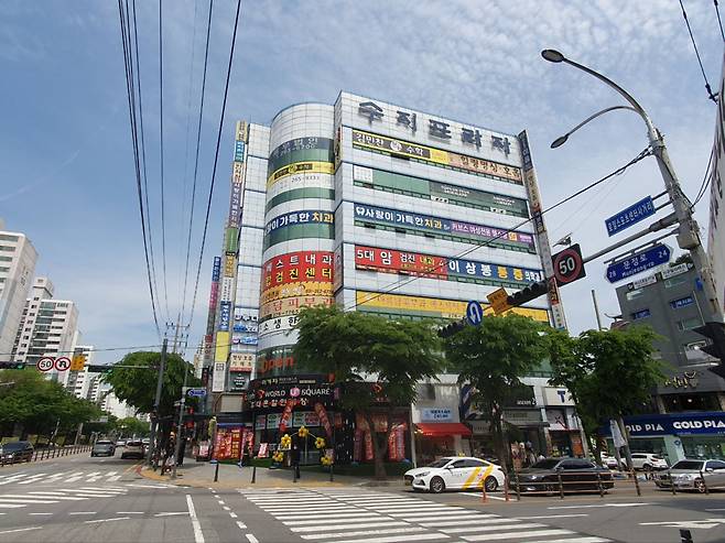용인에서 가장 비싼 땅으로 꼽힌 용인시 수지구 풍덕천동 수지프라자 건물 전경./사진제공=용인시