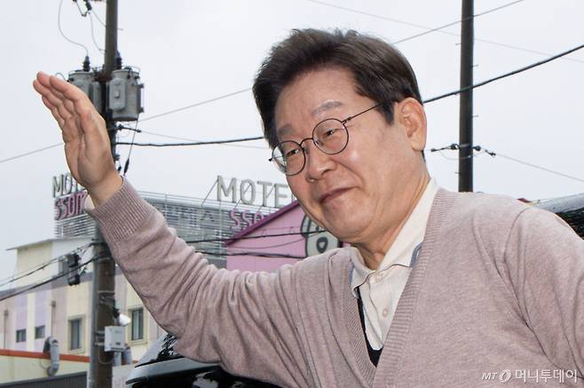 (칠곡=뉴스1) 이재명 기자 = 3차 경청투어에 나선 이재명 더불어민주당 대통령 후보가 9일 오후 경북 칠곡군의 한 거리를 찾아 차량에서 하차하며 인사하고 있다. 2025.5.9/뉴스1  Copyright (C) 뉴스1. All rights reserved. 무단 전재 및 재배포,  AI학습 이용 금지. /사진=(칠곡=뉴스1) 이재명 기자