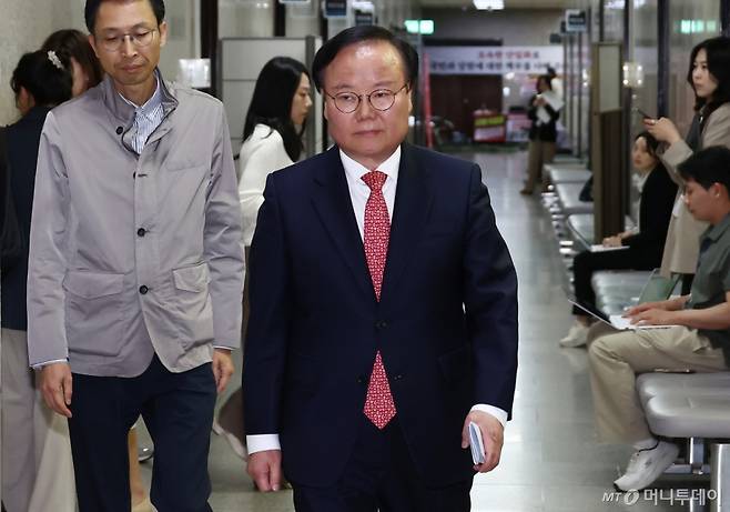 (서울=뉴스1) 김민지 기자 = 김문수 국민의힘 대통령 후보 대리인인 김재원 비서실장이 9일 서울 여의도 국회에서 열린 단일화 협상 관련 회동에 참석하고 있다. 2025.5.9/뉴스1  Copyright (C) 뉴스1. All rights reserved. 무단 전재 및 재배포,  AI학습 이용 금지. /사진=(서울=뉴스1) 김민지 기자