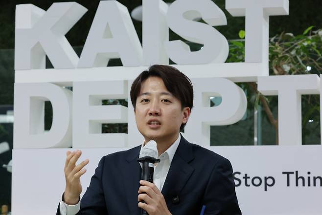 이준석 개혁신당 대선 후보가 9일 다가구 자녀 차량에 '핑크색 번호판'을 도입하겠다고 공약했다. 사진은 지난 7일 대전 유성구 한국과학기술원(KAIST)에서 학생들과 '2030 현장 청취' 간담회를 하는 이 후보. /사진=뉴스1