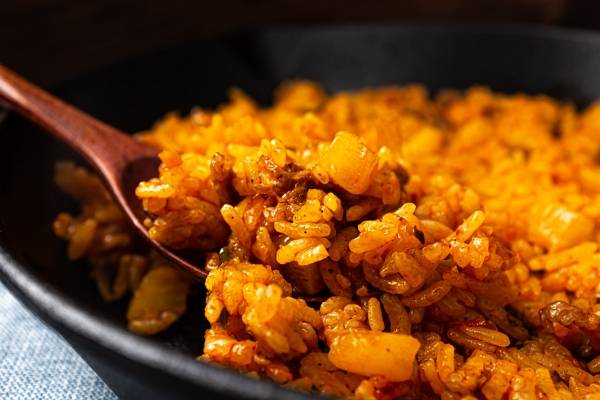 식당에서 볶음밥을 먹던 중 커터 칼 조각이 나왔으나 식당 업주의 미온적인 태도에 화가 난다는 사연이 전해졌다. 사진은 기사 내용과 직접적인 관련이 없음. /사진=이미지투데이